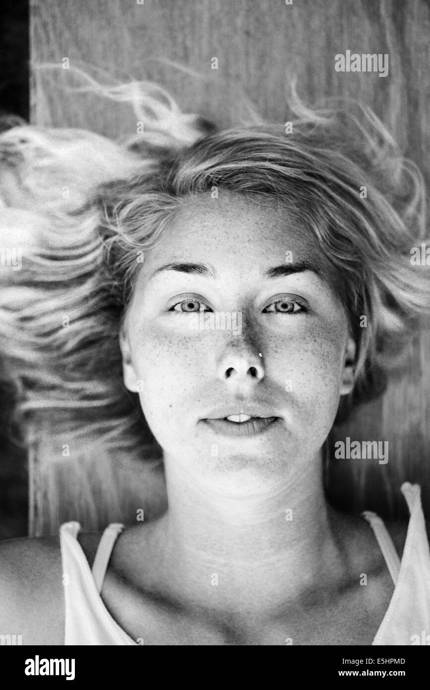 Le noir et blanc de cheveux blond girl with freckles fixant Banque D'Images
