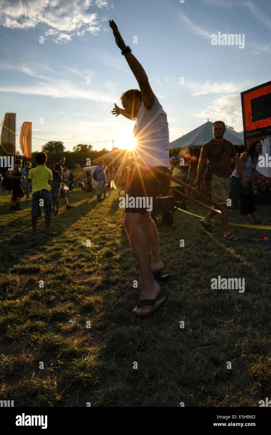 Malmesbury, UK, 25/07/2014 : Atmosphère au monde - WOMAD de la musique, des arts et de la danse. Un homme essaye le hula-hoop. Photo par Julie Edwards Banque D'Images
