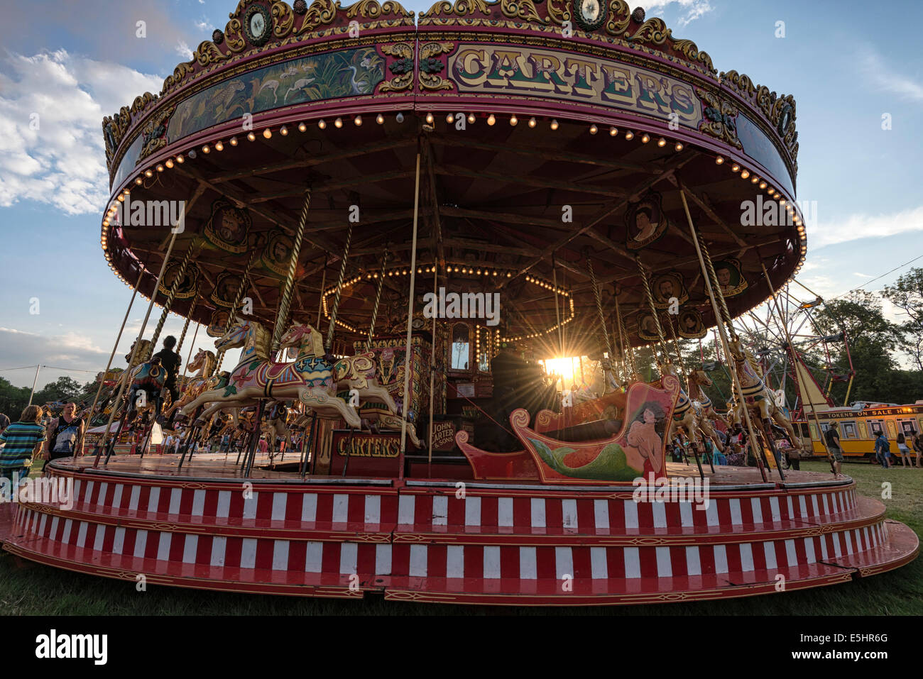 Malmesbury, UK, 25/07/2014 : Atmosphère au monde - WOMAD de la musique, des arts et de la danse. Carrousel à vapeur de charretiers la puissance de la vapeur Banque D'Images