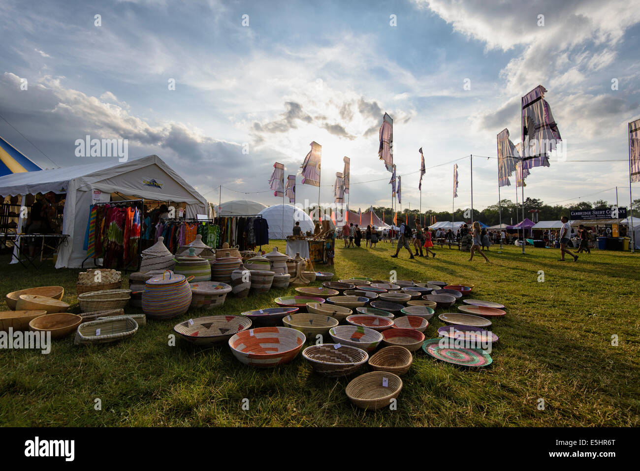 Malmesbury, UK, 25/07/2014 : Atmosphère au monde - WOMAD de la musique, des arts et de la danse. Un stand vendant des marchandises de l'Afrique de l'ethnique. Photo par Julie Edwards Banque D'Images