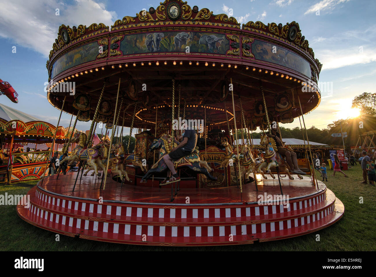 Malmesbury, UK, 25/07/2014 : Atmosphère au monde - WOMAD de la musique, des arts et de la danse. Carrousel à vapeur de vapeur des charretiers Powered Image juste par Julie Edwards Banque D'Images