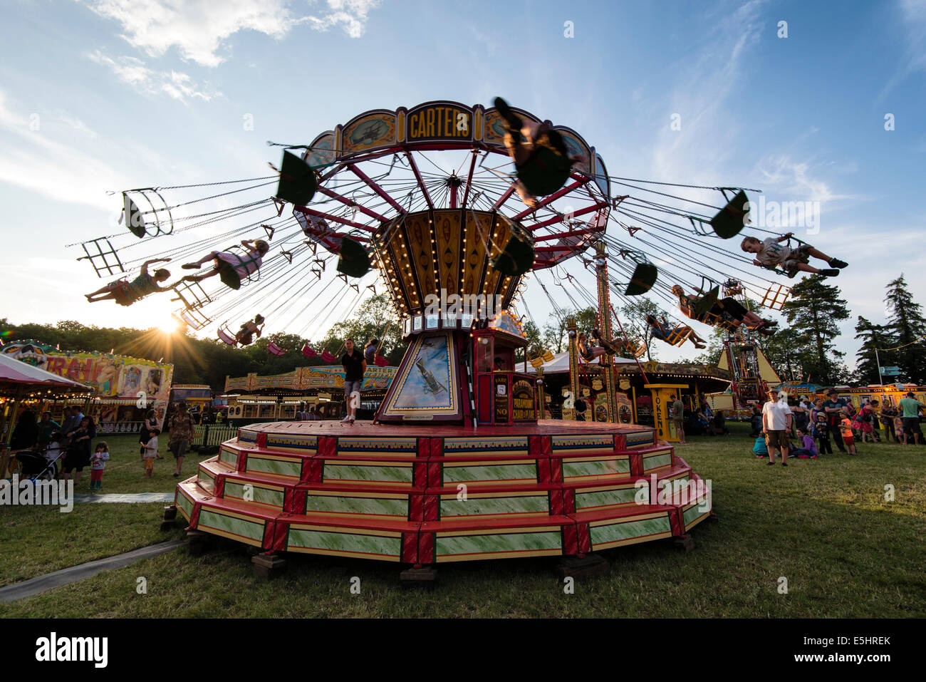 Malmesbury, UK, 25/07/2014 : Atmosphère au monde - WOMAD de la musique, des arts et de la danse. Une fête foraine à vapeur traditionnels dans la soirée. Photo par Julie Edwards Banque D'Images