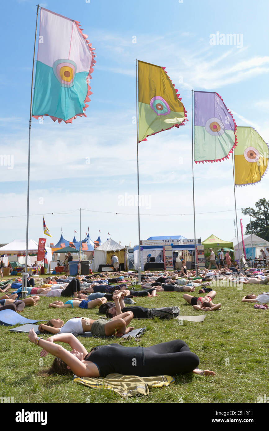 Malmesbury, UK, 26/07/2014 : Atmosphère au monde - WOMAD de la musique, des arts et de la danse. Un accueil chaleureux pour commencer la journée. Matin de masse et de se tenir en forme de yoga classes. Photo par Julie Edwards Banque D'Images