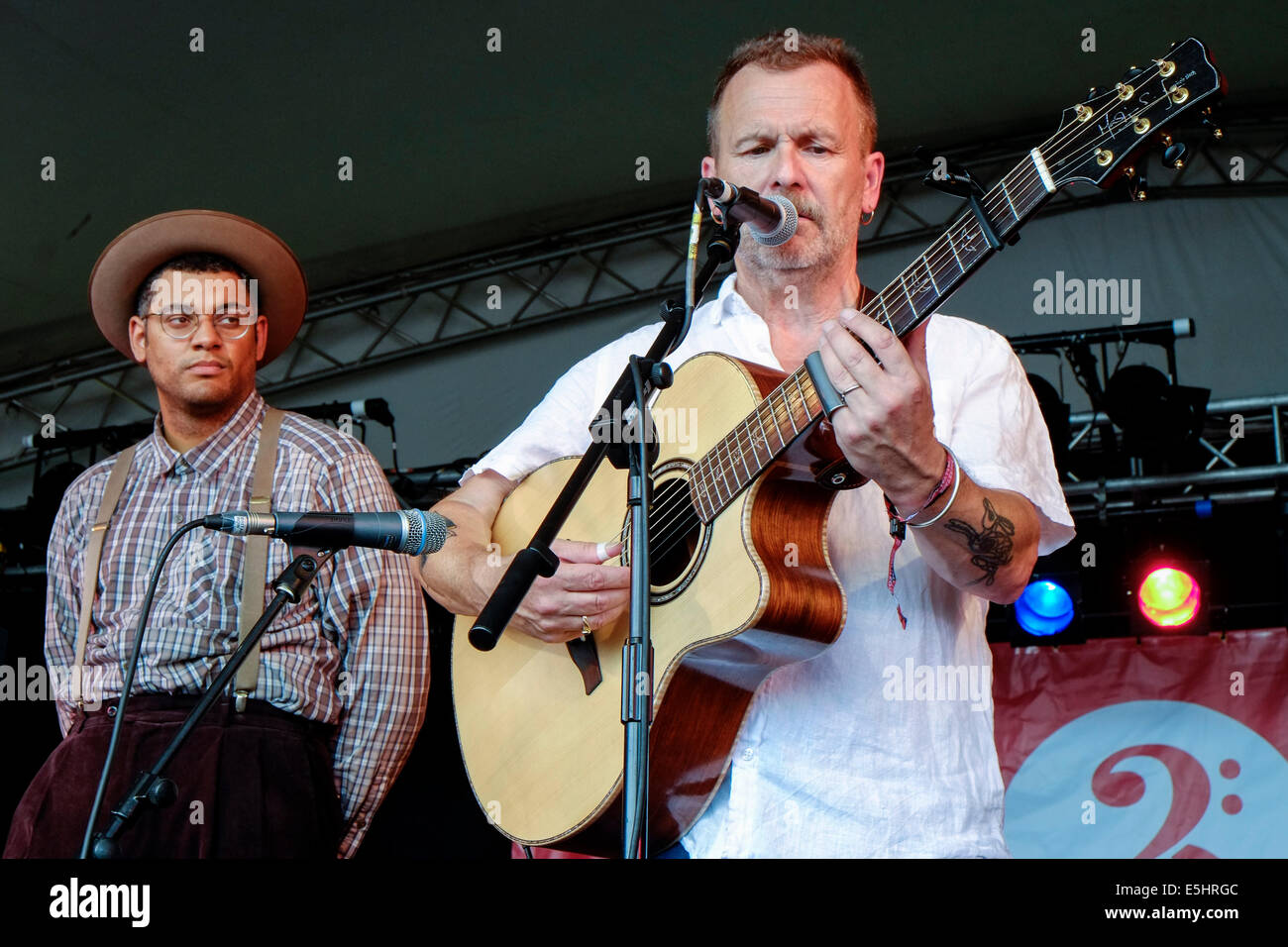 Malmesbury, UK, 26/07/2014 : Martin Simpson & Dom Flemons WOMAD jouer - Monde de la musique, des arts et de la danse. Les personnes sur la photo : Martin Simpson. Photo par Julie Edwards Banque D'Images