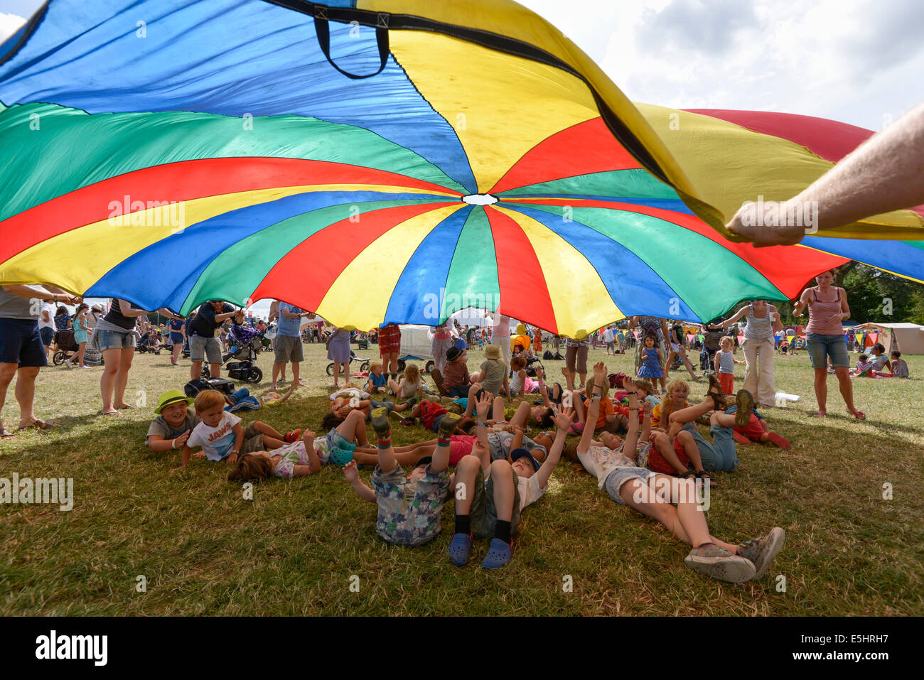 Malmesbury, UK, 27/07/2014 : Atmosphère au monde - WOMAD de la musique, des arts et de la danse. Chlidrens jeux sous un grand parachute dans l'espace pour enfants. Photo par Julie Edwards Banque D'Images