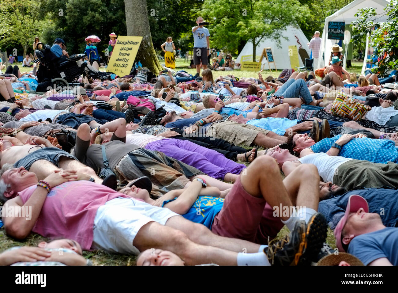 Malmesbury, UK, 27/07/2014 : Atmosphère au monde - WOMAD de la musique, des arts et de la danse. Yoga du rire dans l'espace bien-être de la fête. Photo par Julie Edwards Banque D'Images Malmesbury, UK, 27/07/2014 : Atmosphère au monde - WOMAD de la musique, des arts et de la danse. Yoga du rire dans l'espace bien-être de la fête. Photo par Julie Edwards Banque D'Images