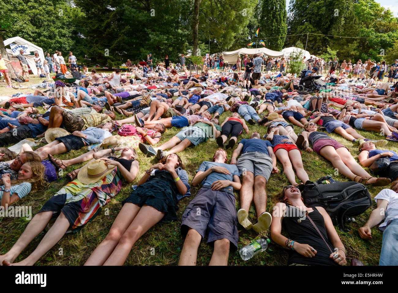 Malmesbury, UK, 27/07/2014 : Atmosphère au monde - WOMAD de la musique, des arts et de la danse. Yoga du rire dans l'espace bien-être de la fête. Photo par Julie Edwards Banque D'Images Malmesbury, UK, 27/07/2014 : Atmosphère au monde - WOMAD de la musique, des arts et de la danse. Yoga du rire dans l'espace bien-être de la fête. Photo par Julie Edwards Banque D'Images