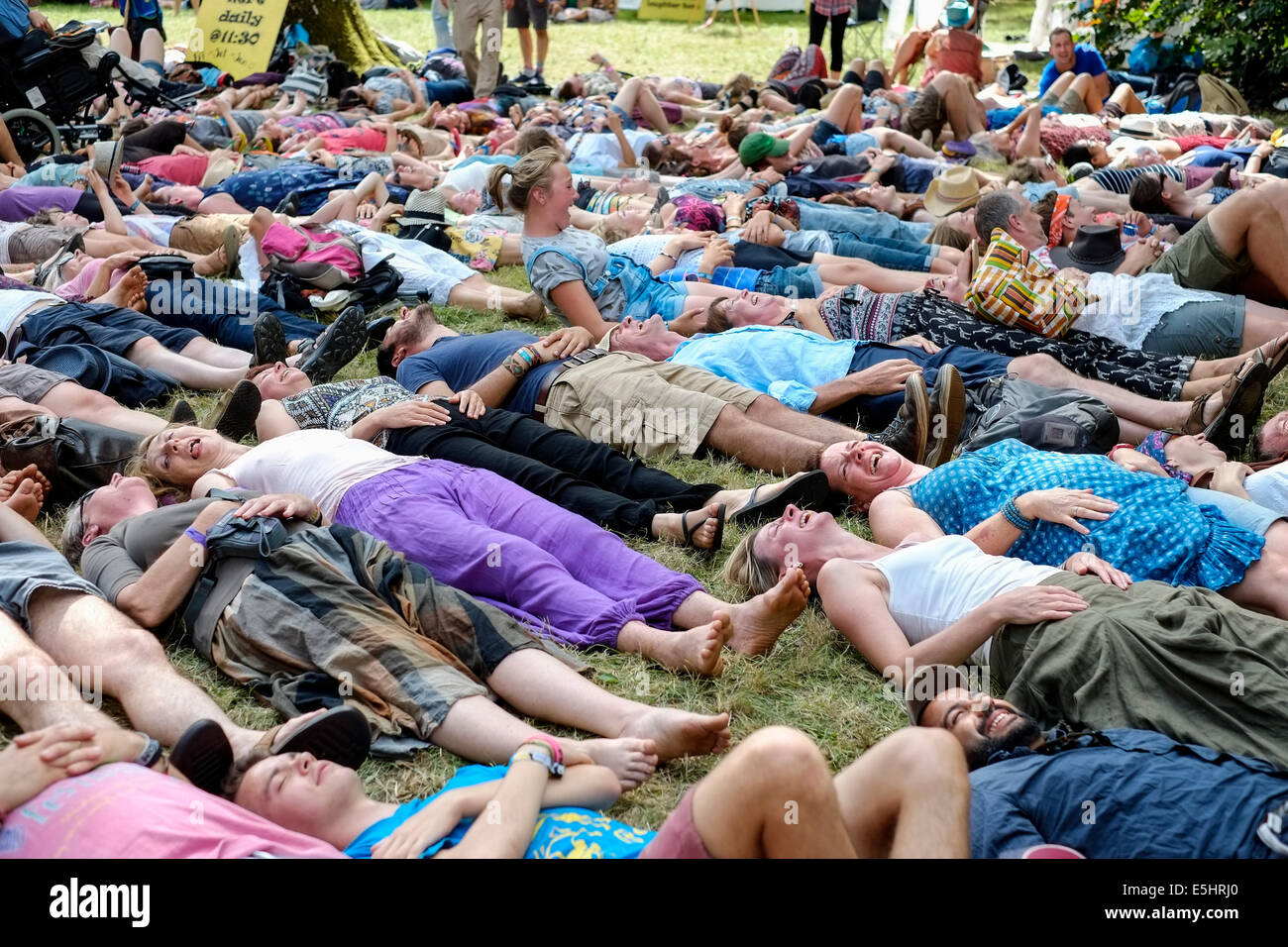 - WOMAD Monde de la musique, des arts et de la danse. Yoga du rire dans l'espace bien-être de la fête. Banque D'Images - WOMAD Monde de la musique, des arts et de la danse. Yoga du rire dans l'espace bien-être de la fête. Banque D'Images