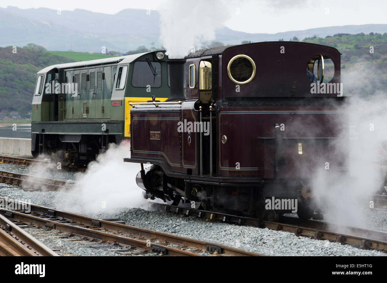 Ffestiniog Railway et à vapeur Locomotives diesel 'Taliesin' et 'Vallée de Ffestiniog' à Porthmadog Harbour Station Banque D'Images