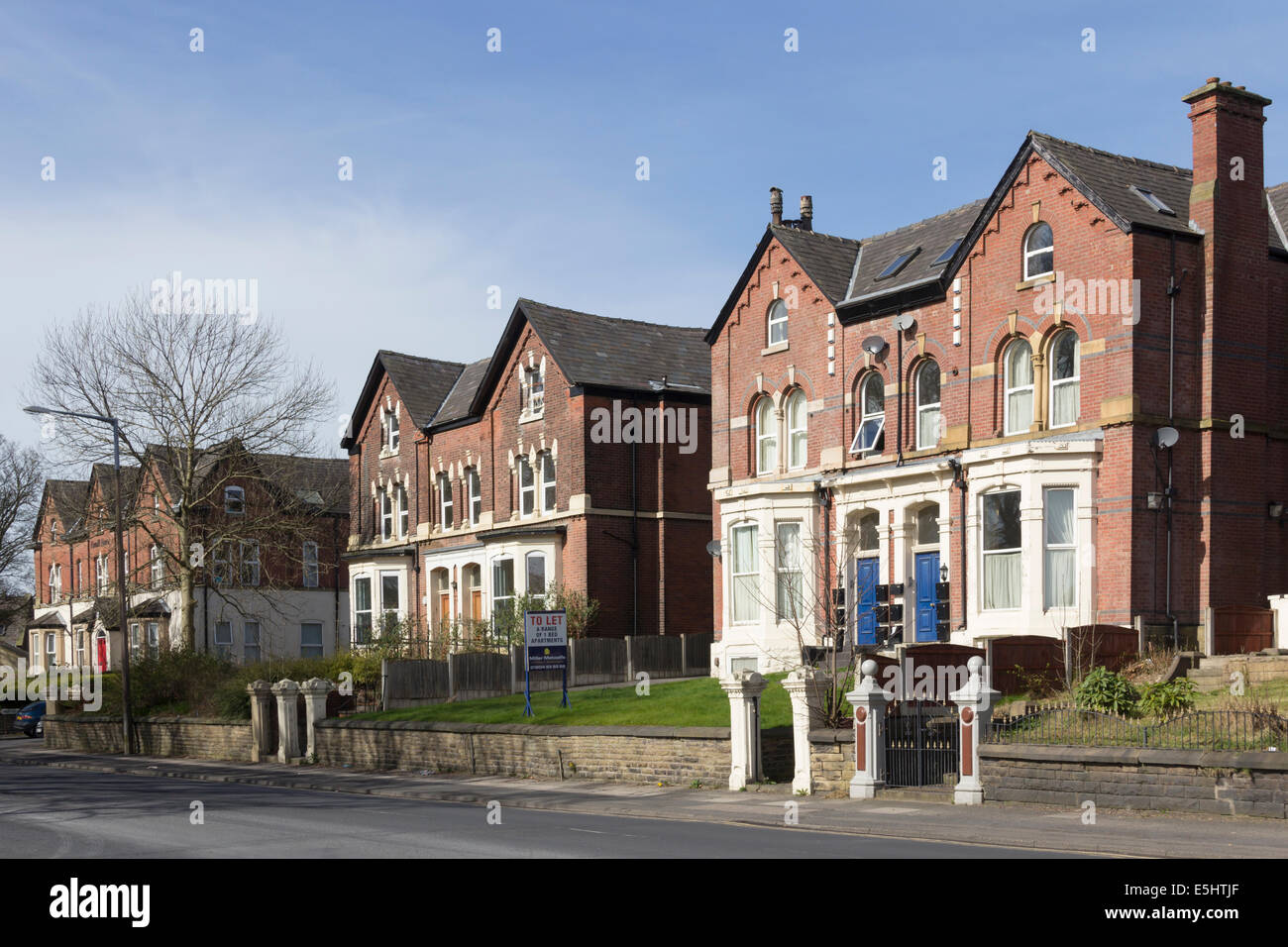 Rangée de grand Victorian maisons jumelées sur Chorley New Road, Bolton, Lancashire, l'une convertie en un seul lit apartments. Banque D'Images