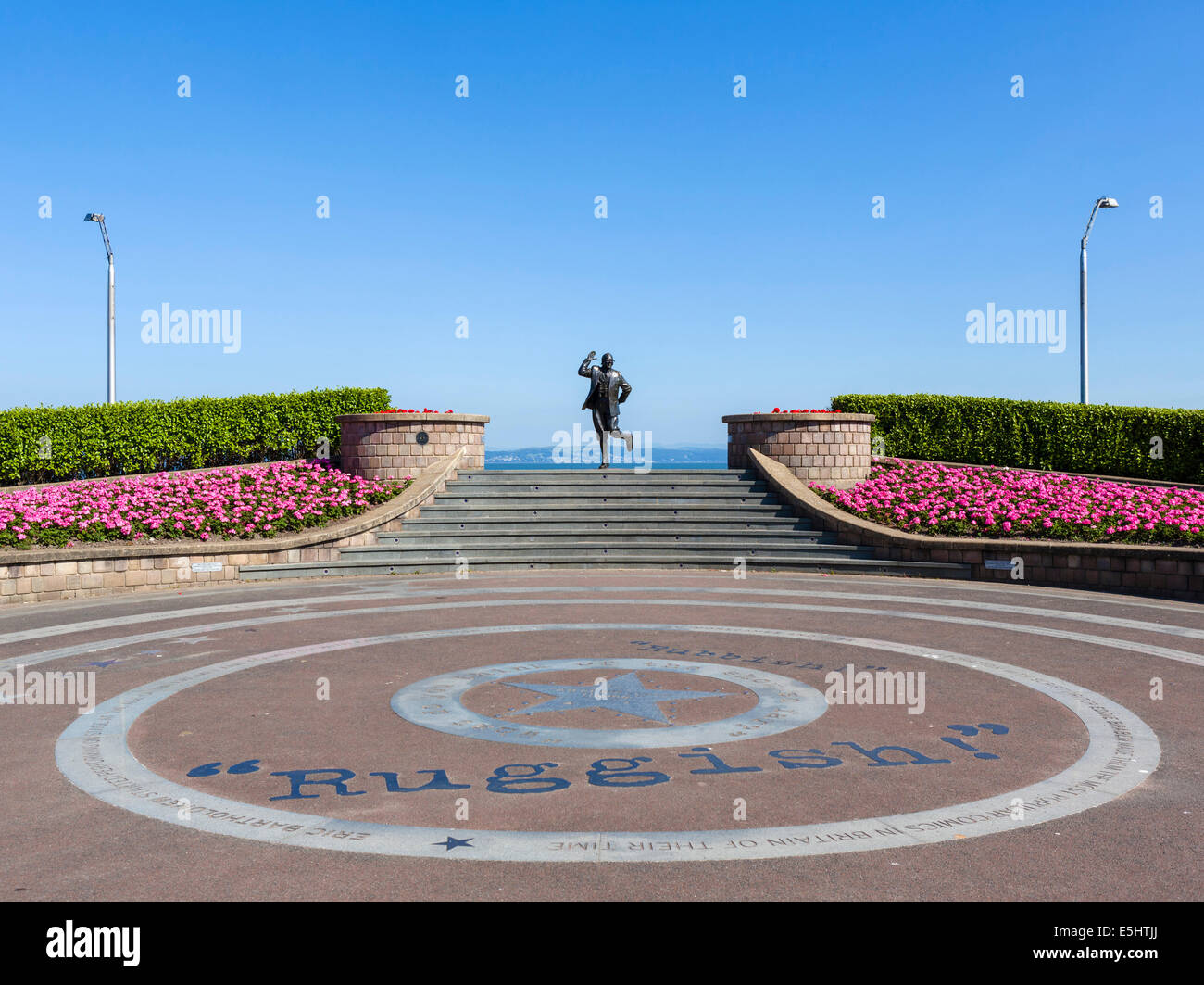 Statue de comédien Eric Morecambe dans son 'Apportez-moi Sunshine' poser sur le front de mer de la station balnéaire de Morecambe, Lancs, UK Banque D'Images