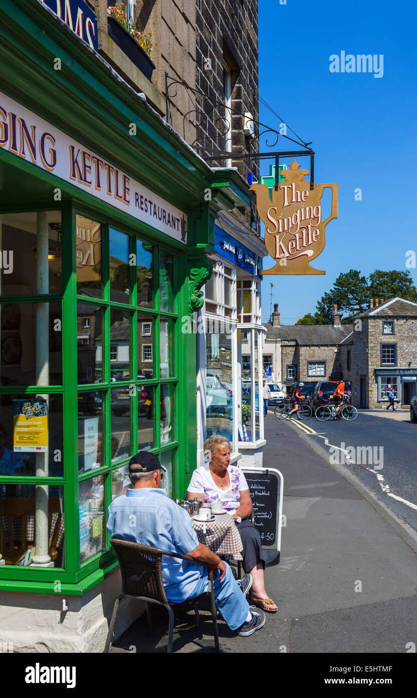 Le chant électrique Les salons de thé, la Place du Marché, régler, North Yorkshire, UK Banque D'Images