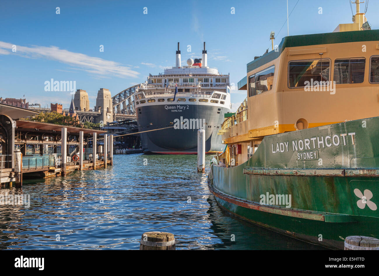 Ferry Sydney Dame Northcott et Cunard Liner Queen Mary 2 amarré à Circular Quay, Sydney, Australie. Banque D'Images