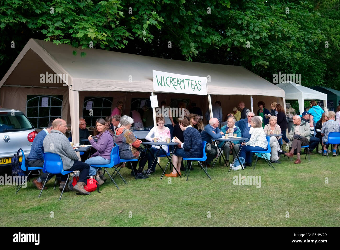 Du thé à la crème wifi tente à fête du village Banque D'Images