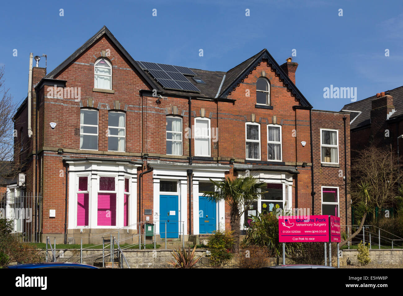 Les locaux de Queens Park Chirurgie vétérinaire sur Chorley New Road, Bolton, autrefois une grande maison victorienne. Banque D'Images