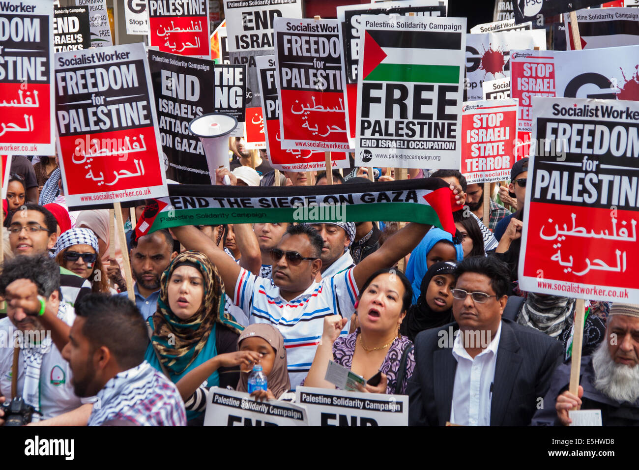 Londres, Royaume-Uni. 1er août 2014. Des milliers de Palestiniens et leurs partisans protester à Londres à l'extérieur de l'ambassade d'Israël à la suite de l'effondrement de l'accord de cessez-le-feu de 72 heures dans le conflit en cours en tant que l'opération israélienne à Gaza le bord de protection vise à éradiquer les tunnels du Hamas et d'arrêter les attaques de roquettes. Crédit : Paul Davey/Alamy Live News Banque D'Images