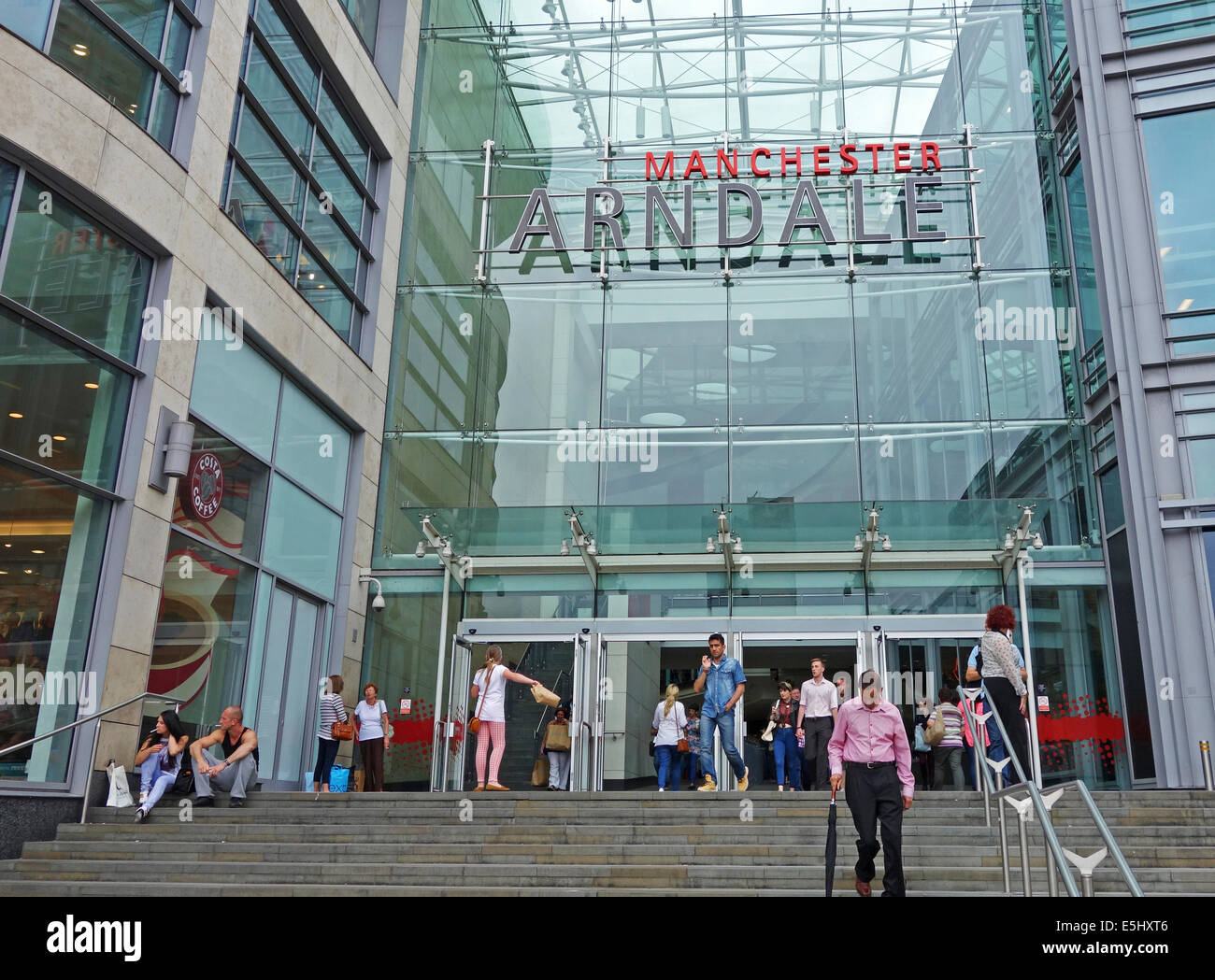 L'entrée principale de l'Arndale Centre commercial à Manchester, Angleterre, RU Banque D'Images