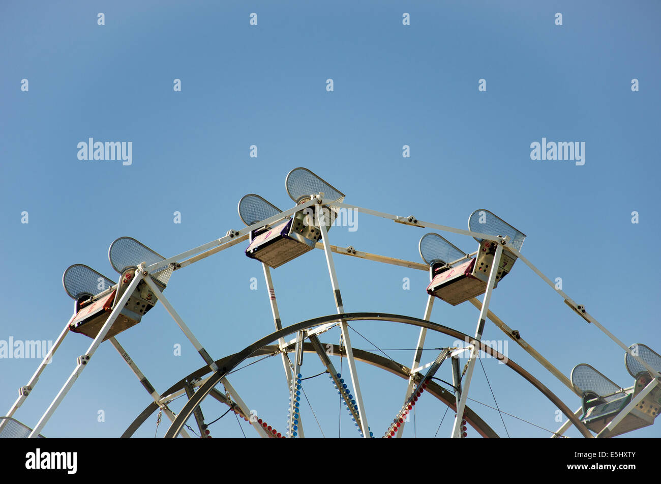 Éléments d'un Carnaval coloré vintage contre ciel bleu clair Banque D'Images