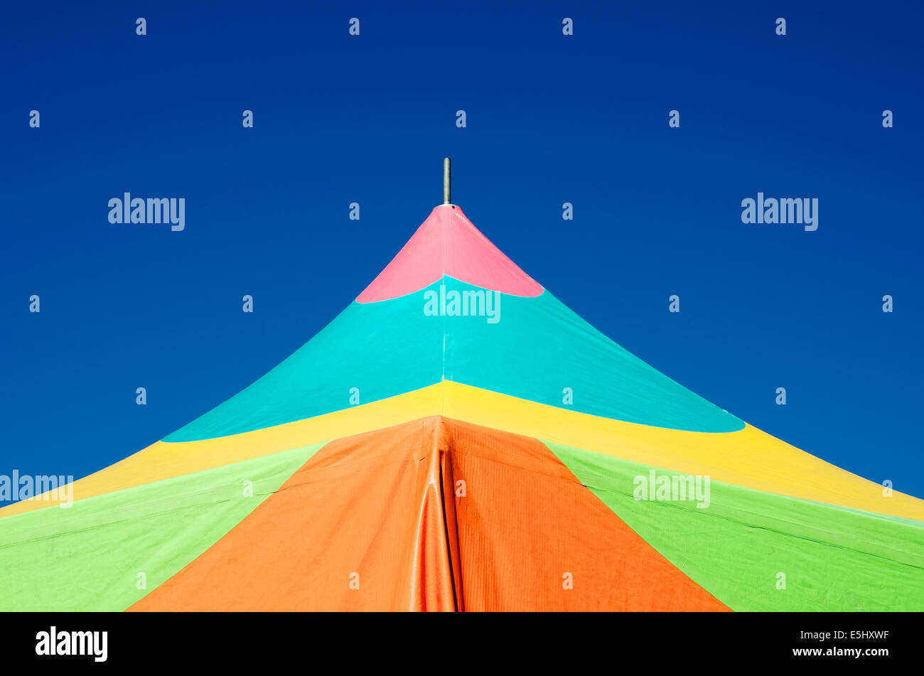 Éléments d'un Carnaval coloré vintage contre ciel bleu clair Banque D'Images