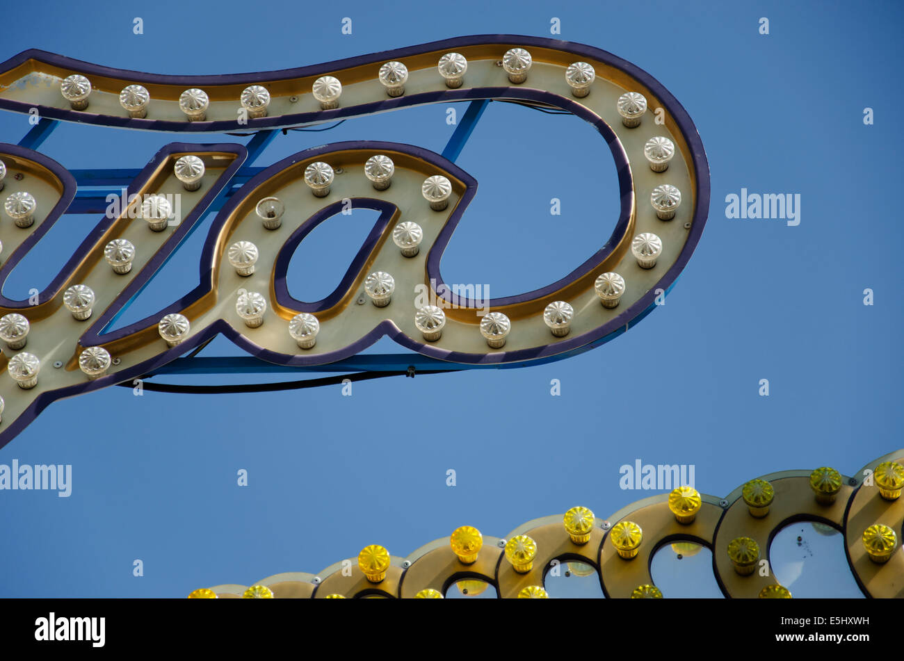 Éléments d'un Carnaval coloré vintage contre ciel bleu clair Banque D'Images