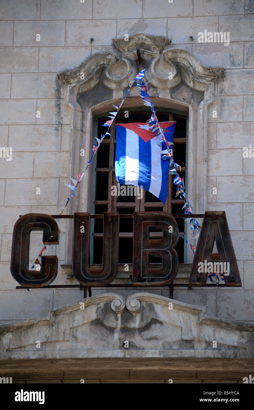 Chapiteau théâtre cubain drapeau cubain et dans le vent Banque D'Images
