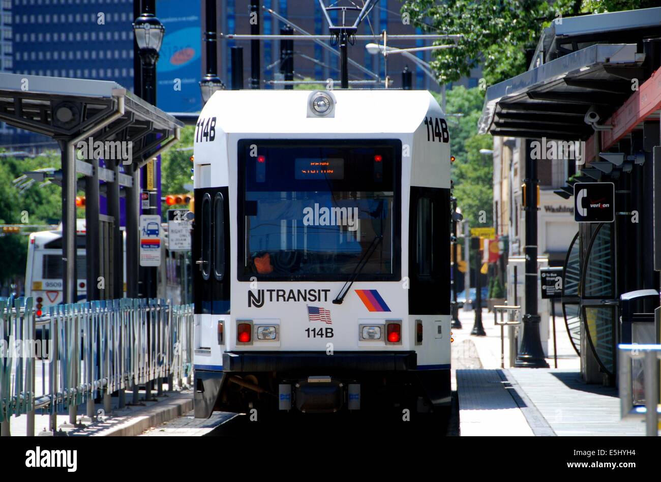 NEWARK, NEW JERSEY : NJ Transit Light Rail voiture s'est arrêtée à la Washington Park station Banque D'Images
