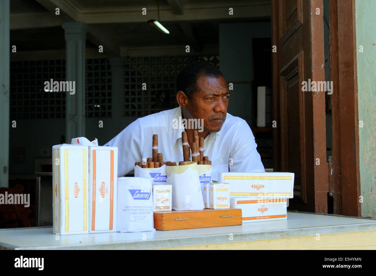 La vente de l'homme cubains authentiques cigares et cigarettes en boutique Banque D'Images