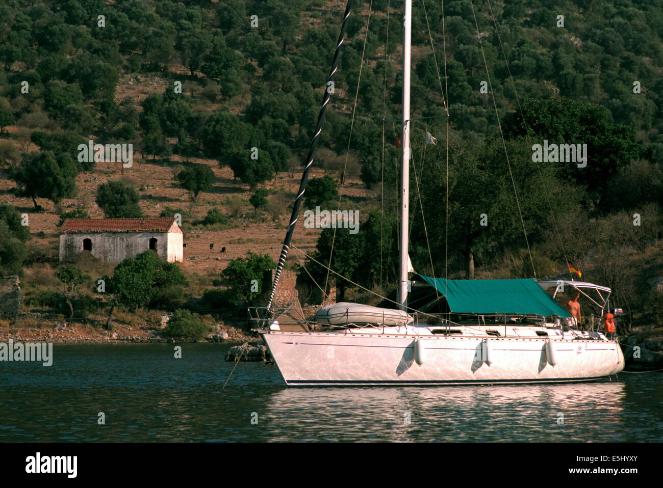 Istanbul,Turquie. Un voilier de croisière moderne ancré dans l'une des nombreuses petites baies SUR LA CÔTE. PHOTO:JONATHAN EASTLAND Banque D'Images
