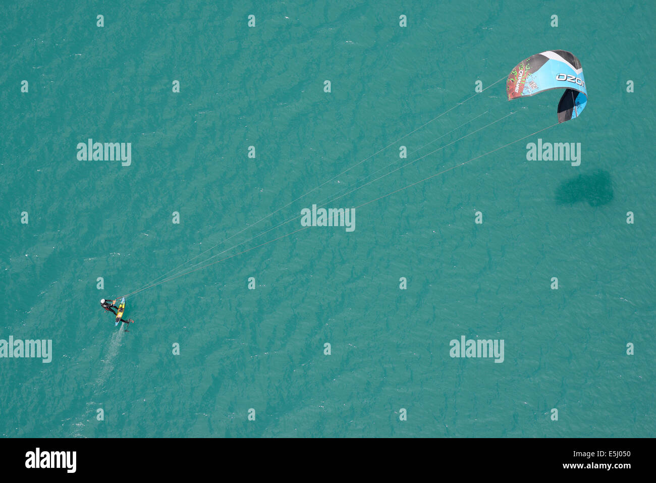 VUE AÉRIENNE.Kitesurfer sur un hydroptère.Crots, Lac de serre-Ponçon, Vallée de la Durance, Hautes-Alpes, France. Banque D'Images