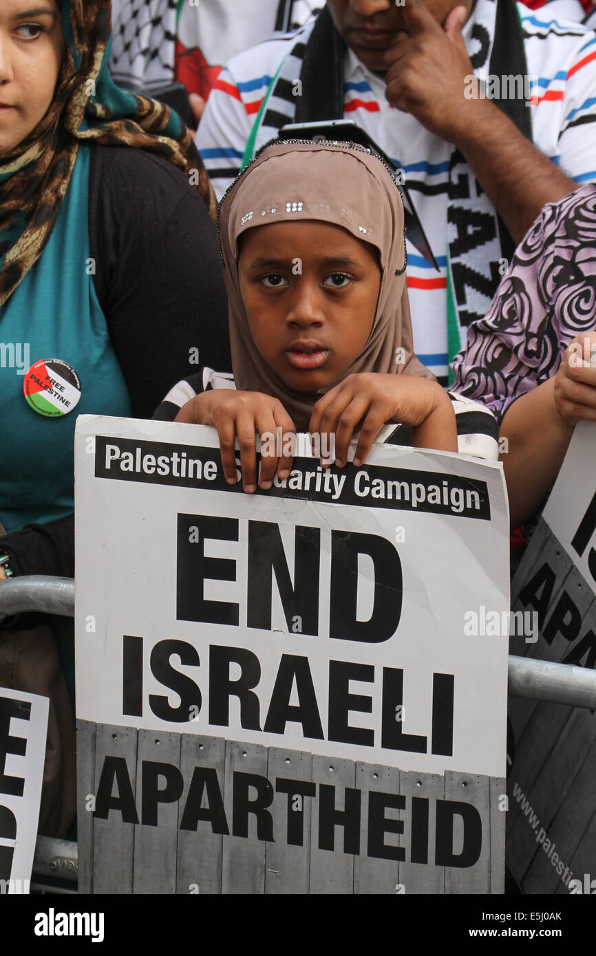 ​London, UK. 1er août, 2014. ​ ​A jeune fille est titulaire d'une affiche de la première ligne de la manifestation. Crédit : David Mbiyu/ Alamy Live News Banque D'Images