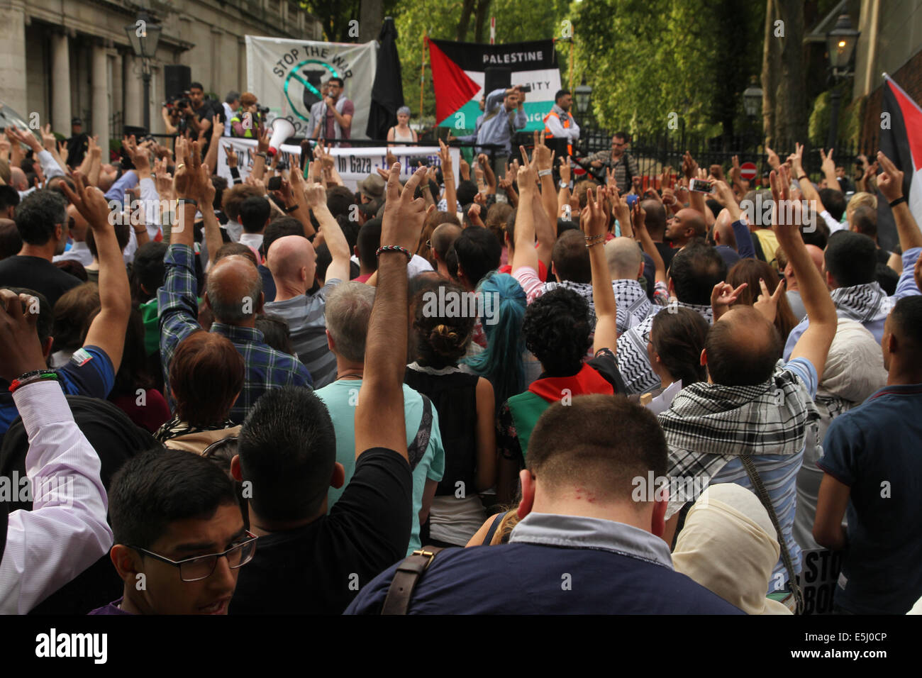 ​London, UK. 1er août, 2014. ​ ​Hundreds de personnes ont pris part à une manifestation de masse à l'extérieur de l'ambassade d'Israël ​ ​Along Kensington Road.. Crédit : David Mbiyu/ Alamy Live News Banque D'Images