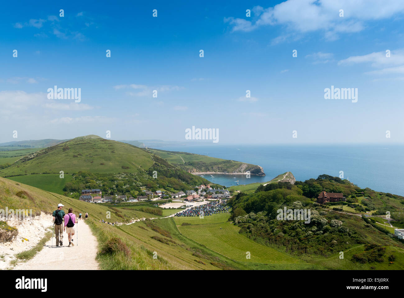 Couple en train de marcher le long d'un océan à l'anse de Lulworth, sur la côte jurassique, Dorset, England, UK Banque D'Images