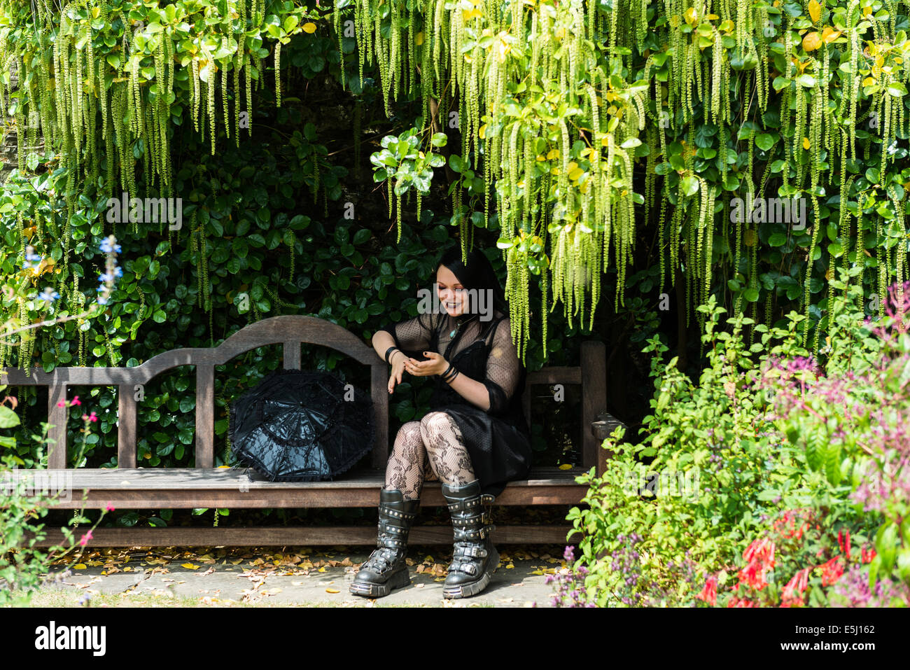 Le 30 juillet 2014. Kingswear, Devon, Angleterre. Une jeune femme vêtue comme une Goth pose pour la caméra à une maison de campagne dans le Devon. Banque D'Images