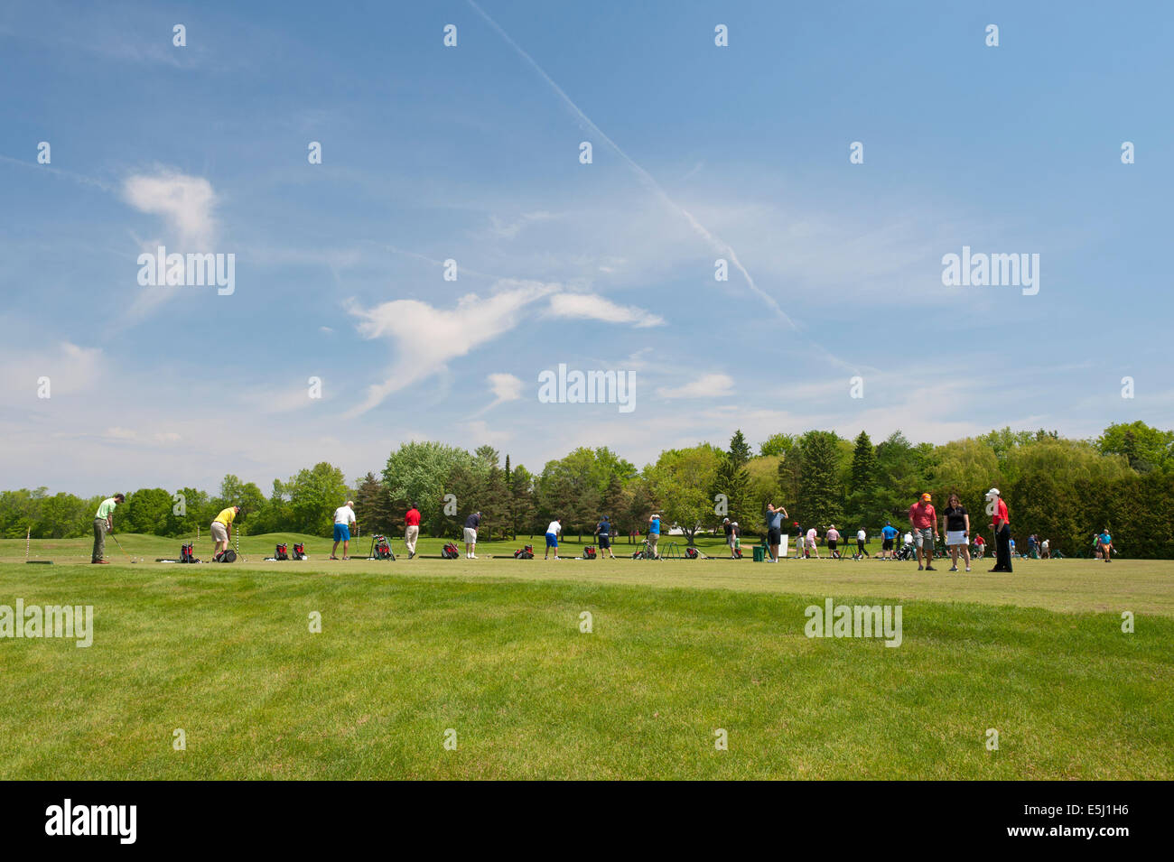 Les golfeurs pratiquer leur swing sur un practice. Banque D'Images