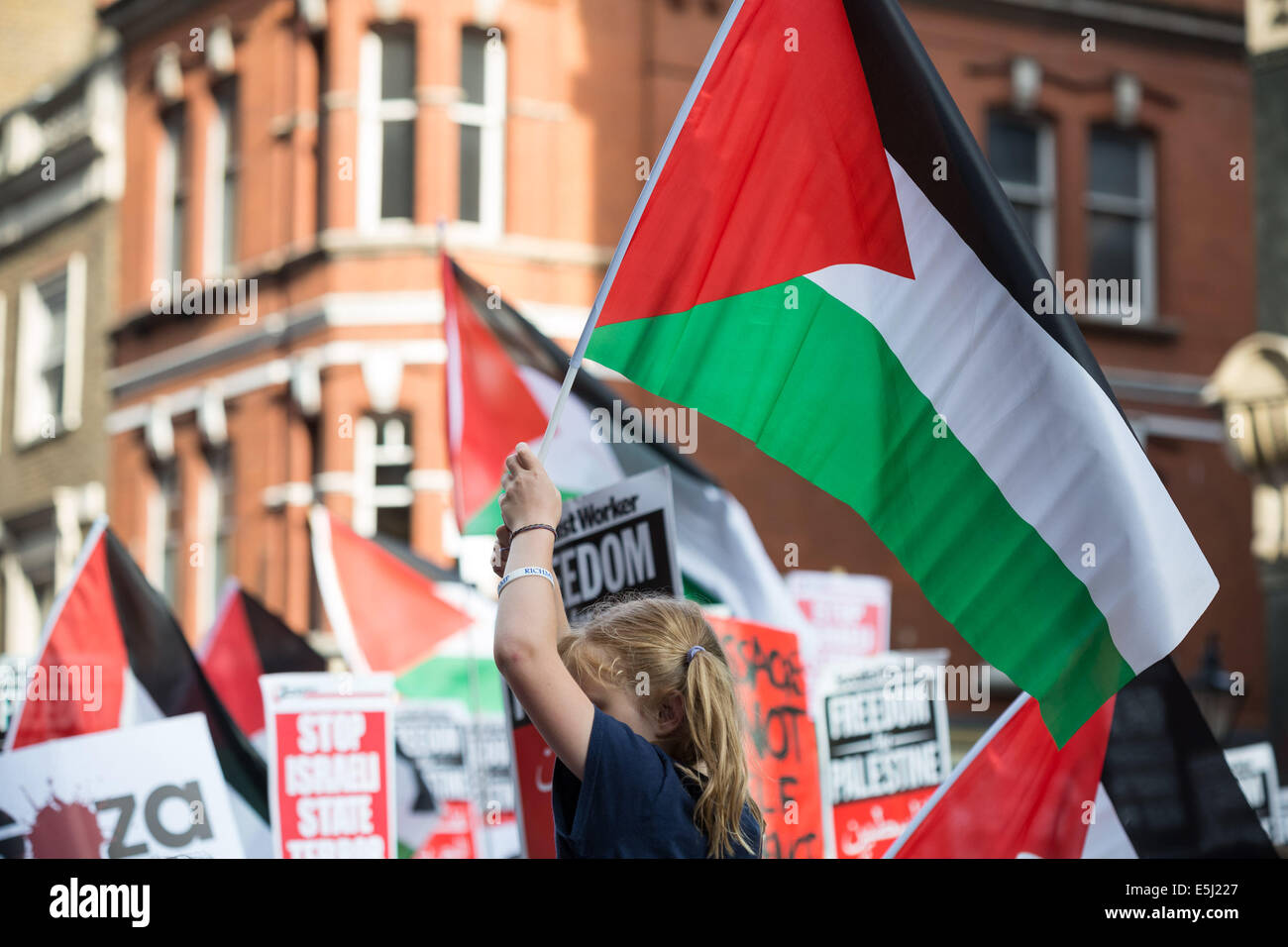 Londres, Royaume-Uni. 1er août, 2014. Des milliers continuent de protester contre les attaques militaires israéliennes à Gaza Crédit : Guy Josse/Alamy Live News Banque D'Images