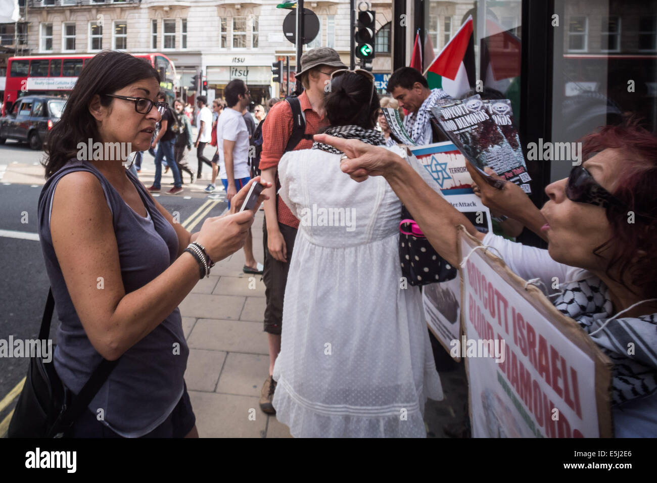 Londres, Royaume-Uni. 1er août, 2014. Protester contre De Beers appelle au boycott d'Israël de "diamants du sang" Crédit : Guy Josse/Alamy Live News Banque D'Images