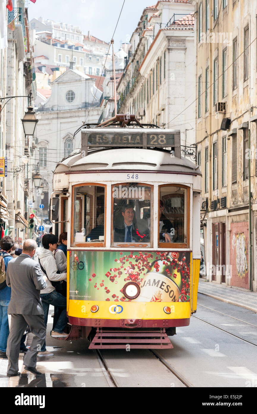 Tramway numéro 28 à Baixa, Lisbonne, Portugal Banque D'Images