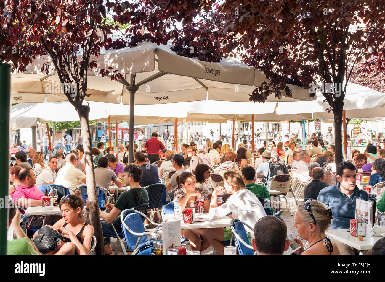 Les gens au bar bondé les tables sur la Plaza de Santa Ana, Barrio de las Letras, Madrid, Espagne Banque D'Images