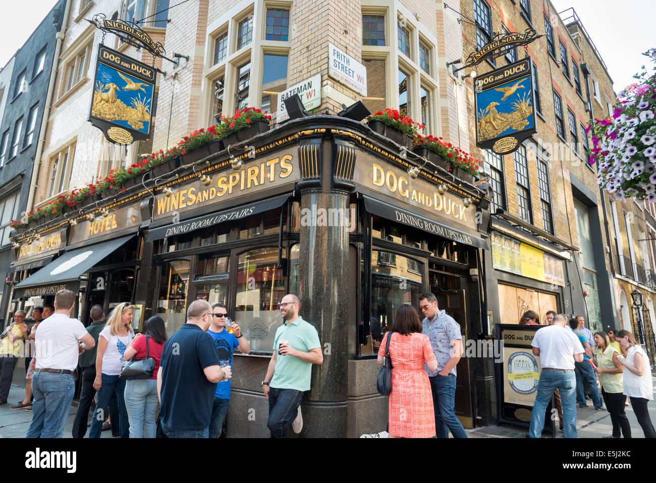 Les personnes qui boivent à l'extérieur du chien et canard pub à Soho, London, England, UK Banque D'Images
