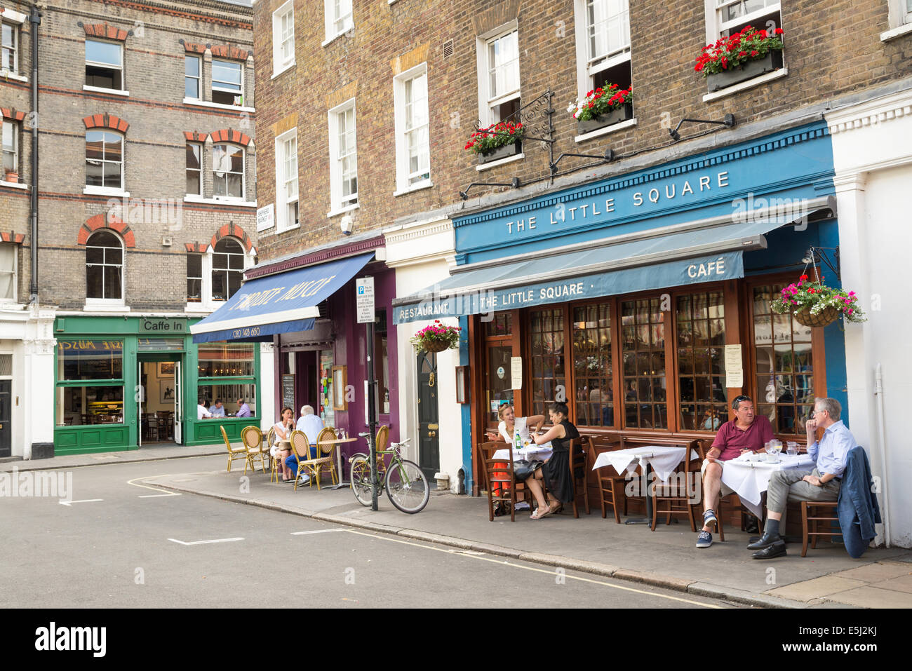 Petits restaurants dans la région de Shepherd Market, Mayfair, London, England, UK Banque D'Images