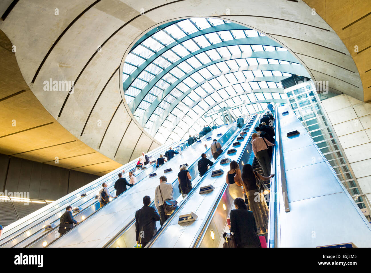 Escaliers mécaniques jusqu'à la station de métro Canary Wharf, London, England, UK Banque D'Images