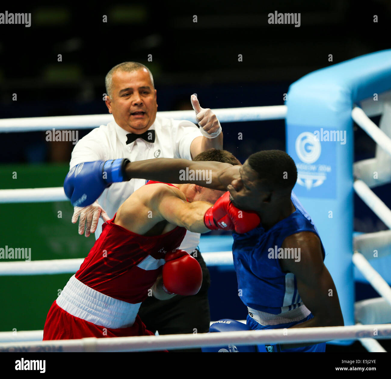 SECC Glasgow Ecosse 1 Aug 2014. Jour 9 demi-finales de boxe. Antony Fowler ENG Muziyo Benny beats ZAM. © ALAN OLIVER/Alamy vivre Banque D'Images