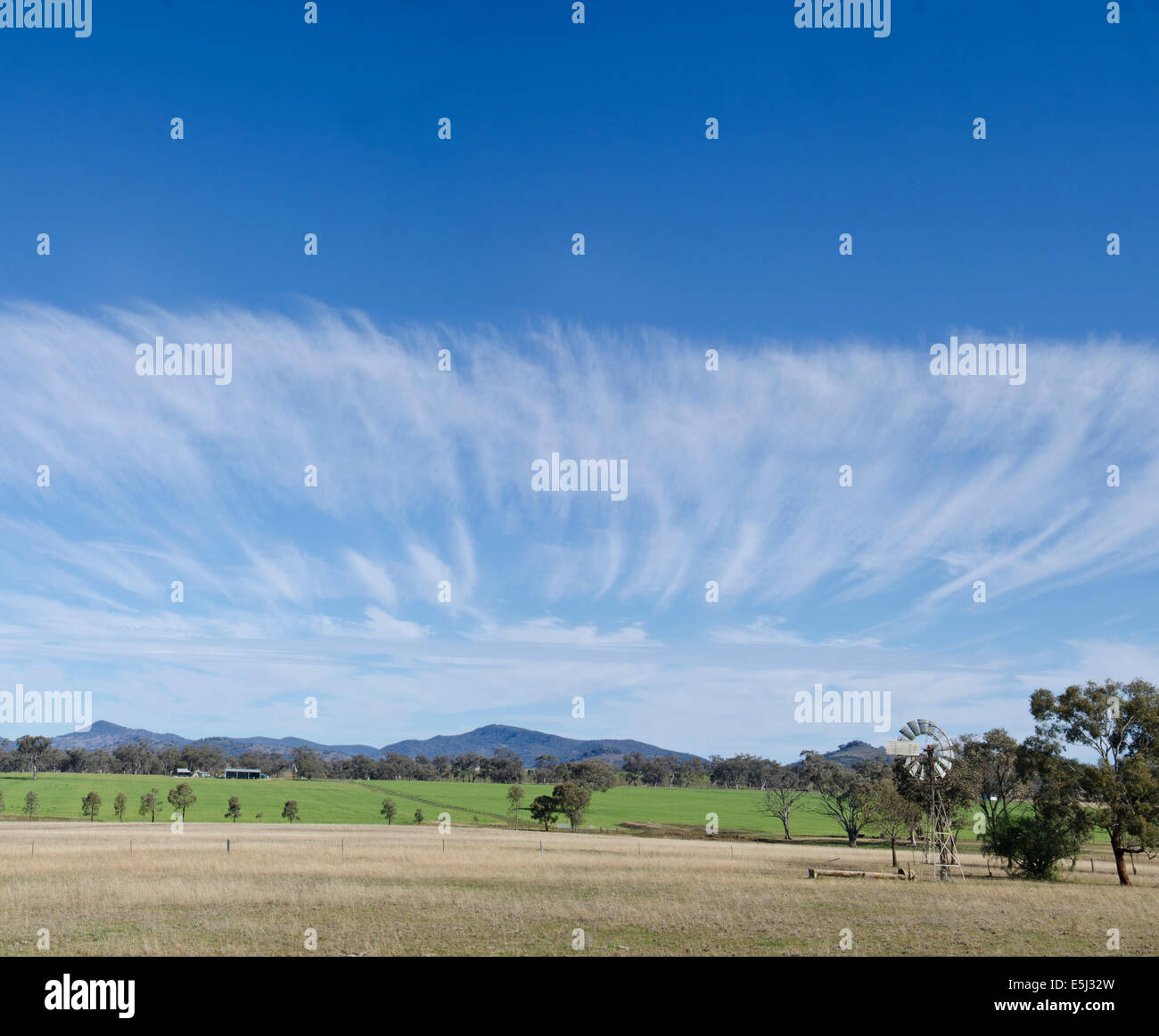 Un front de Cirrus Cloud approchant les terres agricoles à Tamworth, Nouvelle-Galles du Sud, Australie. Banque D'Images