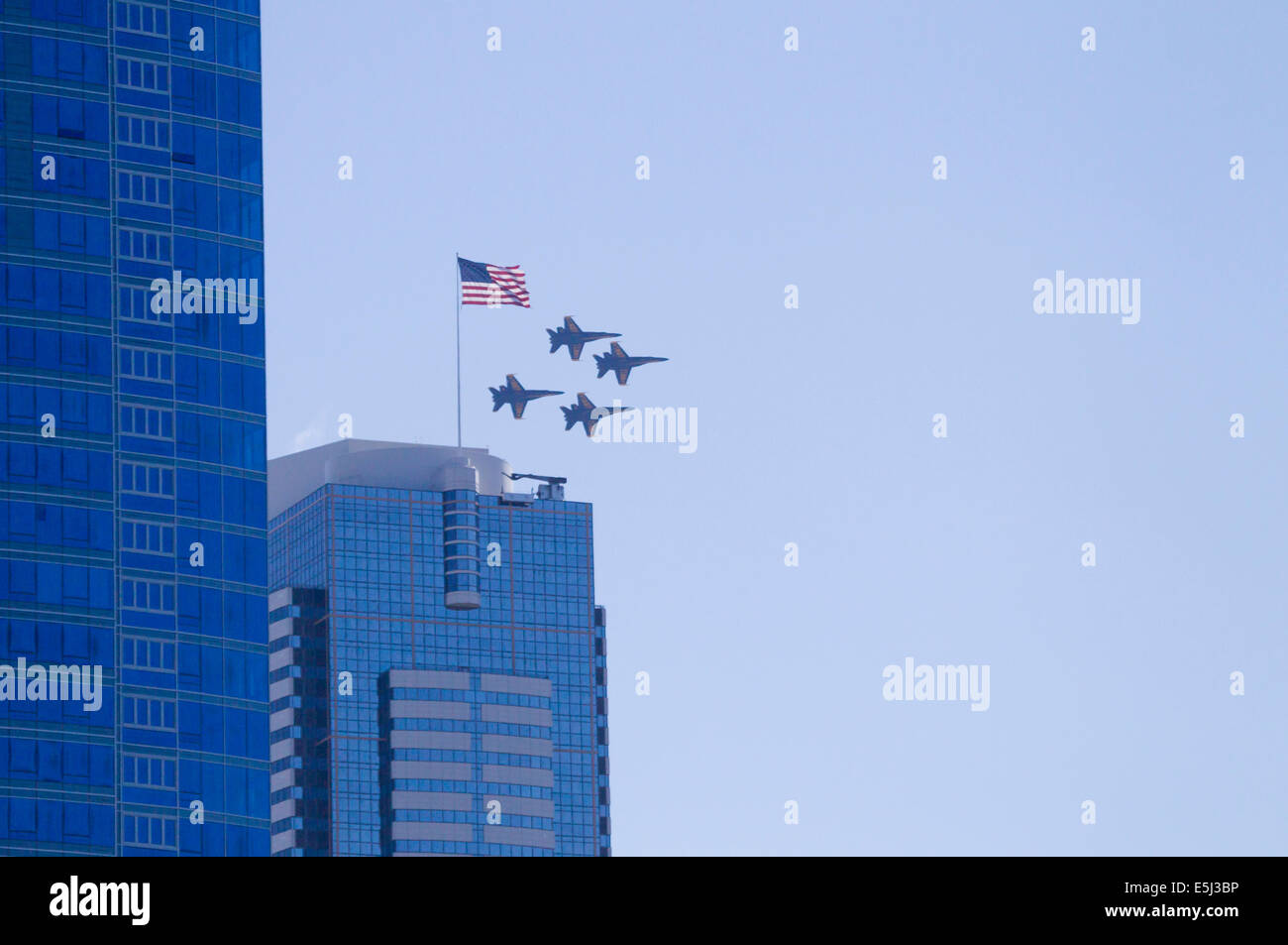 Seattle, Washington, US. 31 juillet, 2014. Blue Angels de la Marine américaine F/A-18 Hornet Seafair pratique au centre-ville de Seattle, Washington, le 31 juillet 2014 Crédit : Marilyn Dunstan/Alamy Live News Banque D'Images
