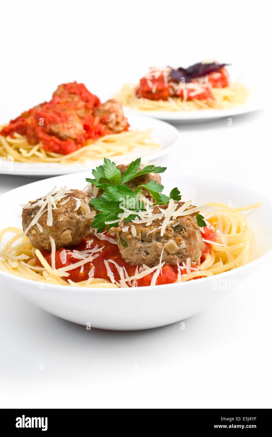Trois portions de spaghetti aux boulettes de viande à la sauce tomate