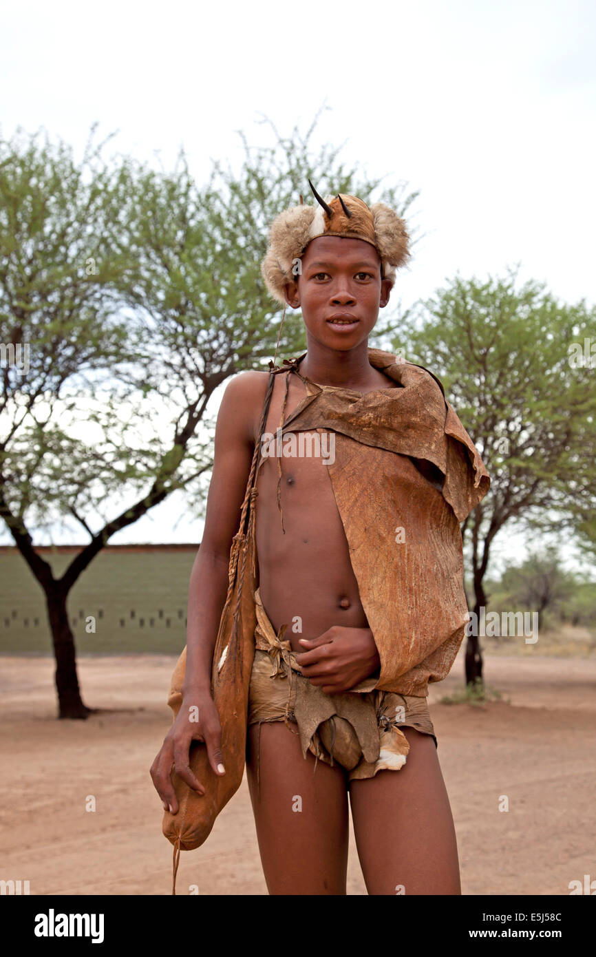 San bushman en vêtements traditionnels, Ghanzi, Botswana, Africa Banque D'Images