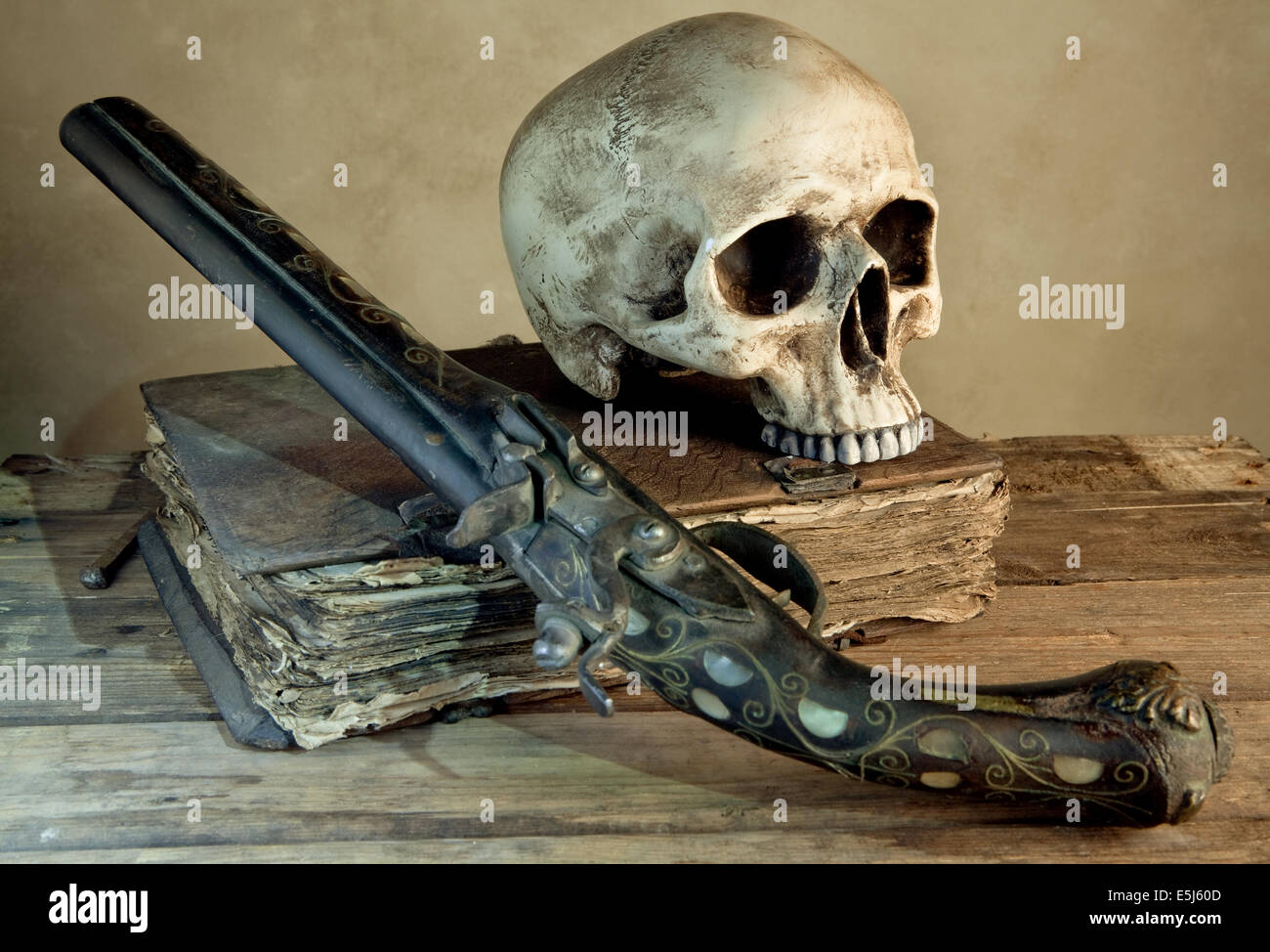 Vintage photo d'un crâne et de pistolet comme dans un vieux tableau de maître Banque D'Images