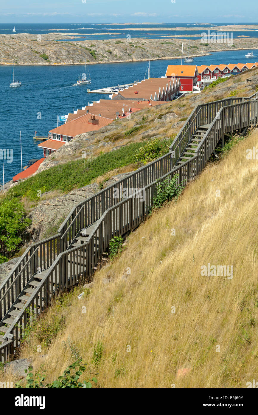 Hauts escaliers sur les falaises rocheuses sur l'archipel suédois à Lysekil, Bohuslan, Västra Götaland, en Suède, Scandinavie. Banque D'Images