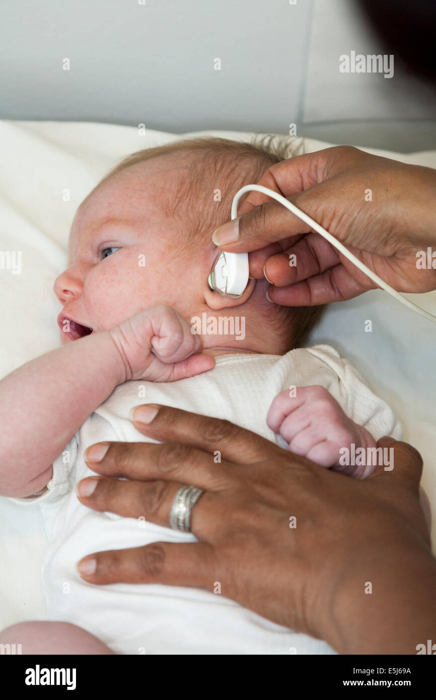 Nouveau Ne Bebe Nouveau Ne Est Soumis A Un Test De Depistage Auditif Neonatal Test D Emissions Oto Acoustiques Automatisees Photo Stock Alamy