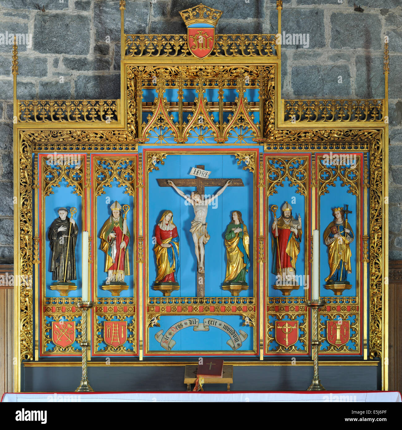 Le retable de l'église de la Vierge Marie, Glencoe, l'Écosse, qui contraste avec la pierre de granit de l'église. Banque D'Images